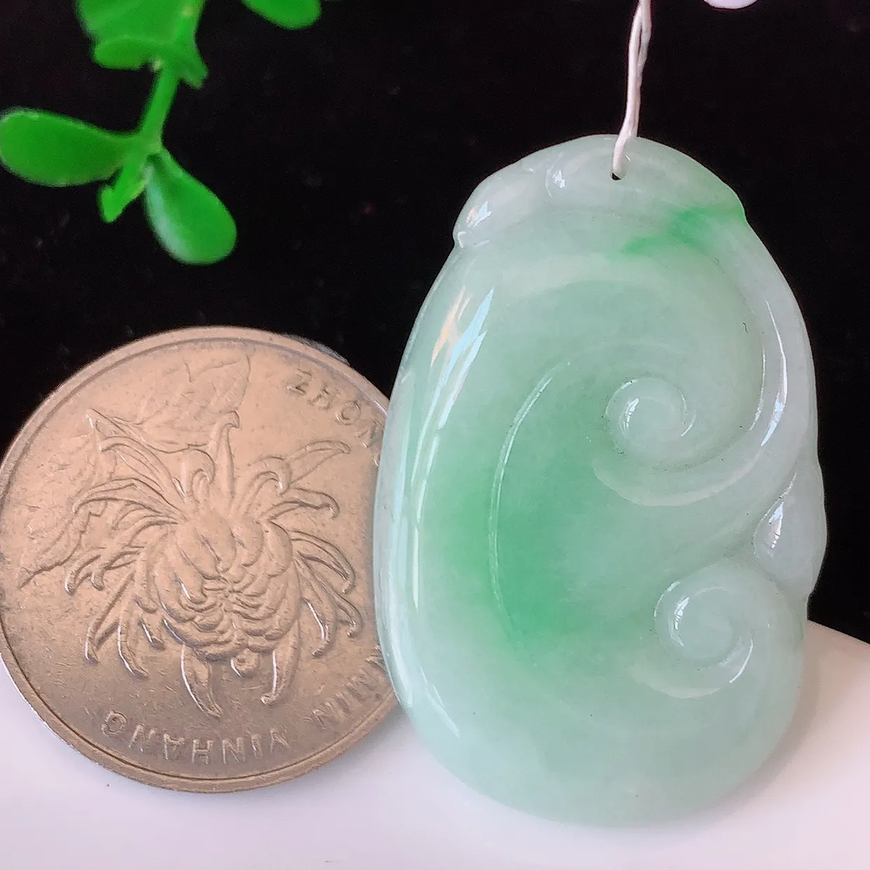 自然光实拍，冰润飘绿翡翠万事如意吊坠，翠色灵动，种老水足，寓意好，品相佳，佩戴佳品！#35.7