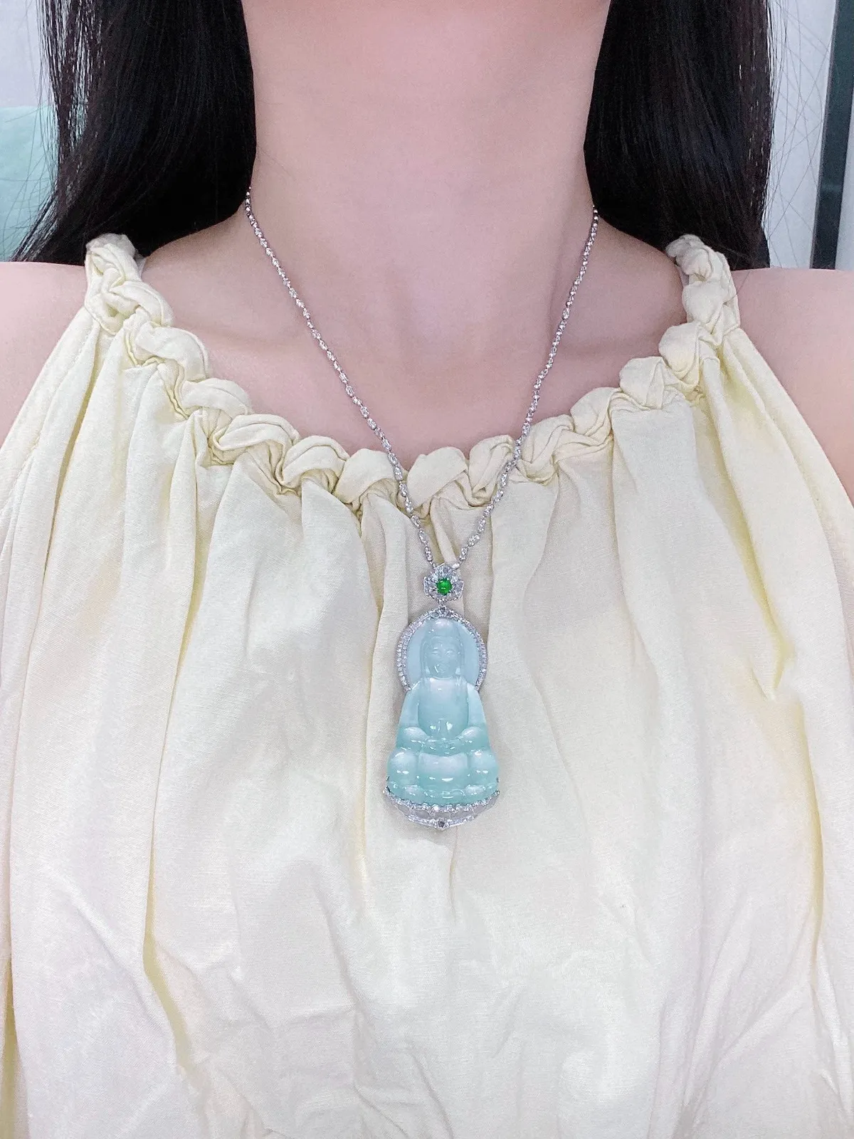 【冰种正装观音】质地细腻，通透度上佳，冰感十足，适合佩戴，收藏品质，18k金钻镶嵌，裸石尺寸46.2*27.7*4毫米