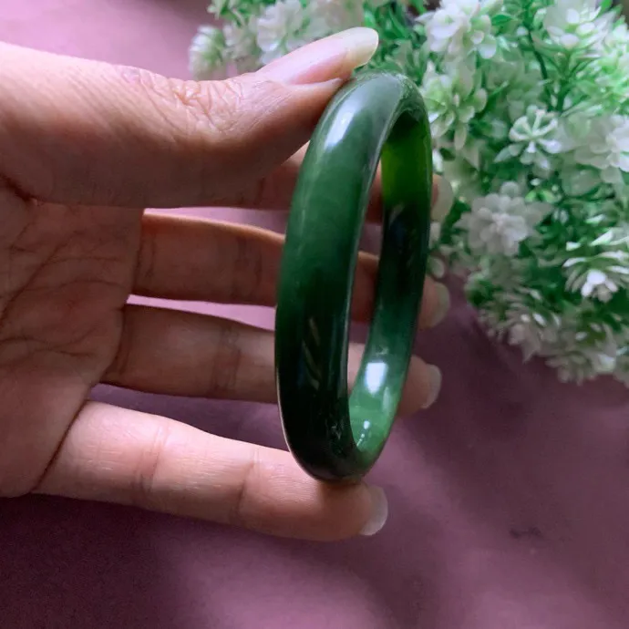 套装，58.5圈口和田玉碧玉菠菜绿手镯加菠菜绿项链套装，【挽间柔情】，镯型古朴典雅。在诗情画意的雨巷相遇，你是我腕间的一抹风情，有你眸有深情.清风荡漾湖间静水，我愿俯身低眉，在烟波涟漪处寻你。规格58.5项链规格10