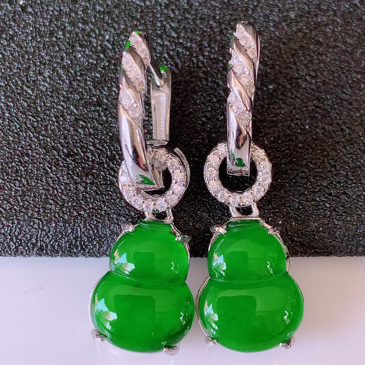 冰透满绿翡翠925银镶嵌葫芦耳坠，自然光实拍，翠色灵动，颜色漂亮，种老水足，品相佳，佩戴佳品！#97.7整体29*9.5*5裸石12-9.5