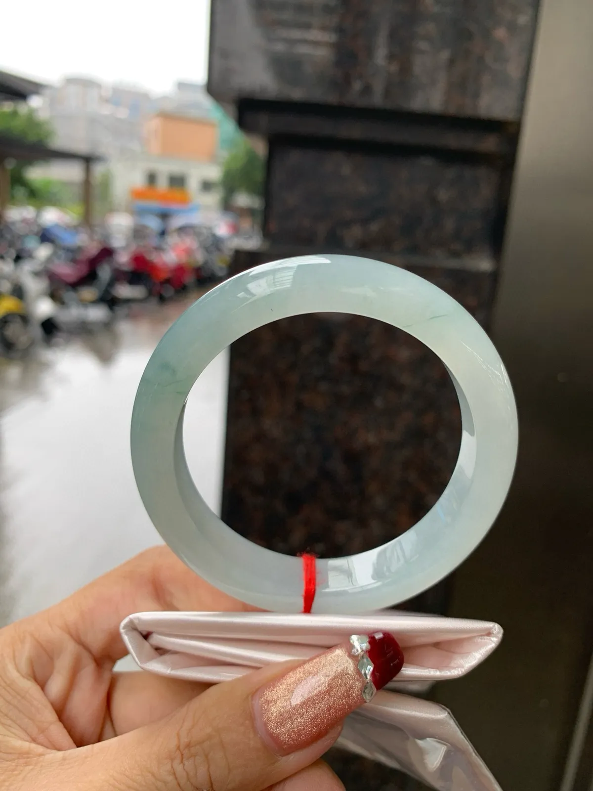 私人专拍
限时特惠链接
飘花正圈，完美，底妆水润细腻，几抹蓝花灵动飘逸，意境感十足，古典优雅又秀气