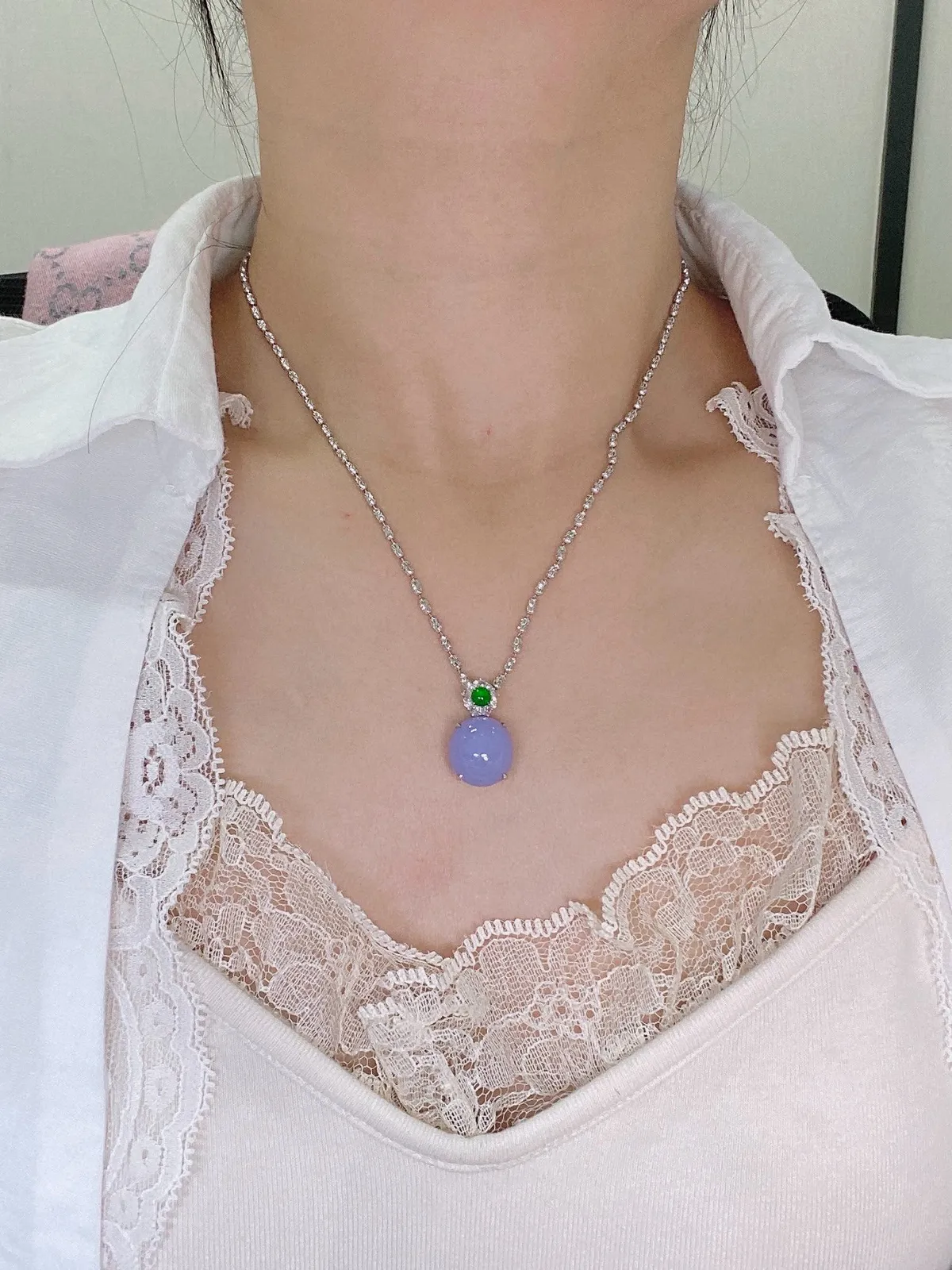 【冰种紫蛋面吊坠】质地细腻，饱满度很好，晶莹剔透，18k金钻镶嵌，裸石尺寸14.5*13.5*6.7毫米