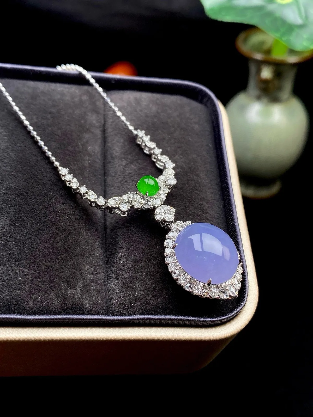 【冰种紫蛋面吊坠】质地细腻，饱满度很好，晶莹剔透，18k金钻镶嵌，裸石尺寸12.4*11.1*5.2