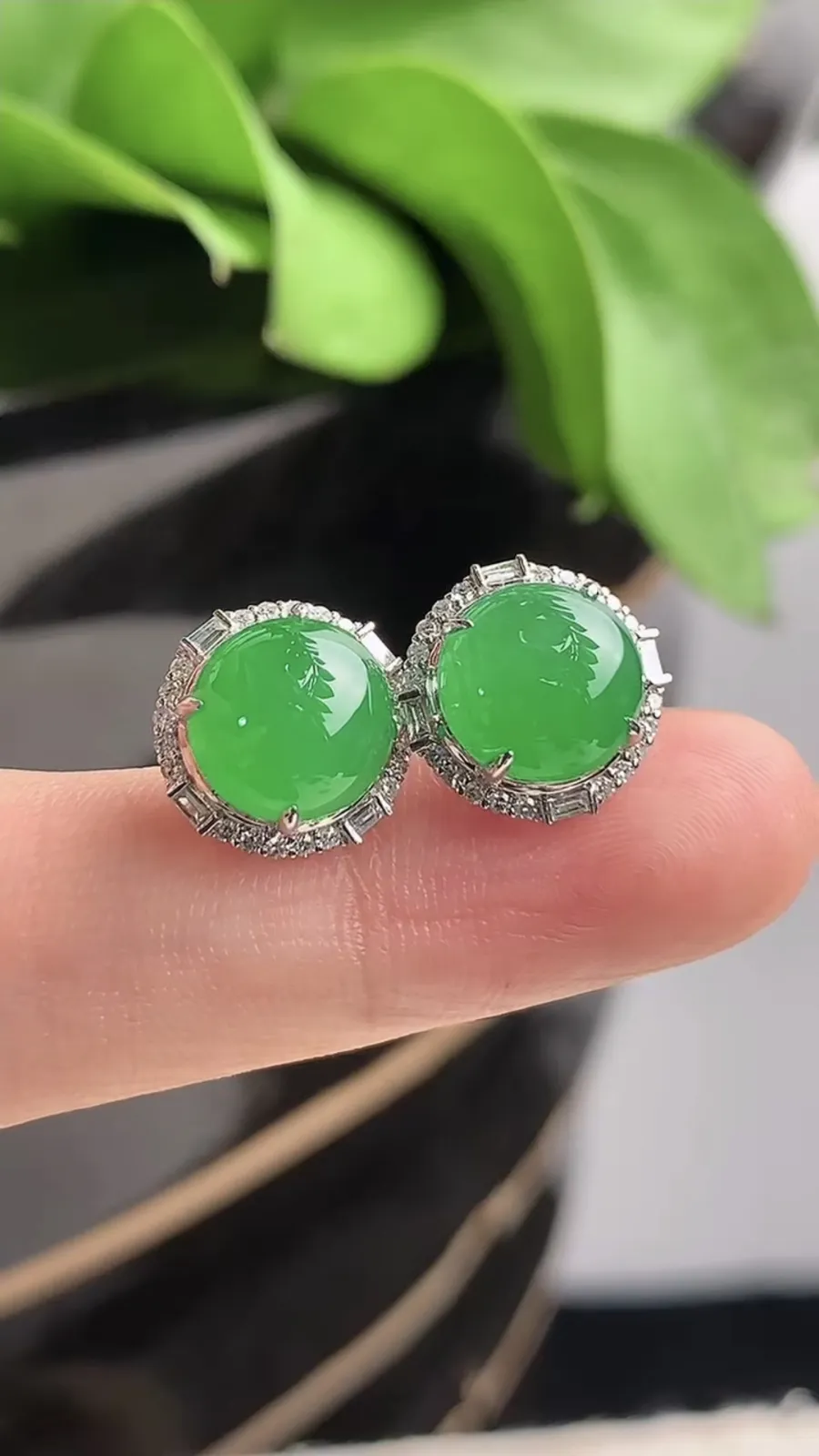 a货翡翠老坑冰种18K金伴钻镶嵌阳绿蛋面耳钉 尺寸8.2mm 重量3.15g 1208