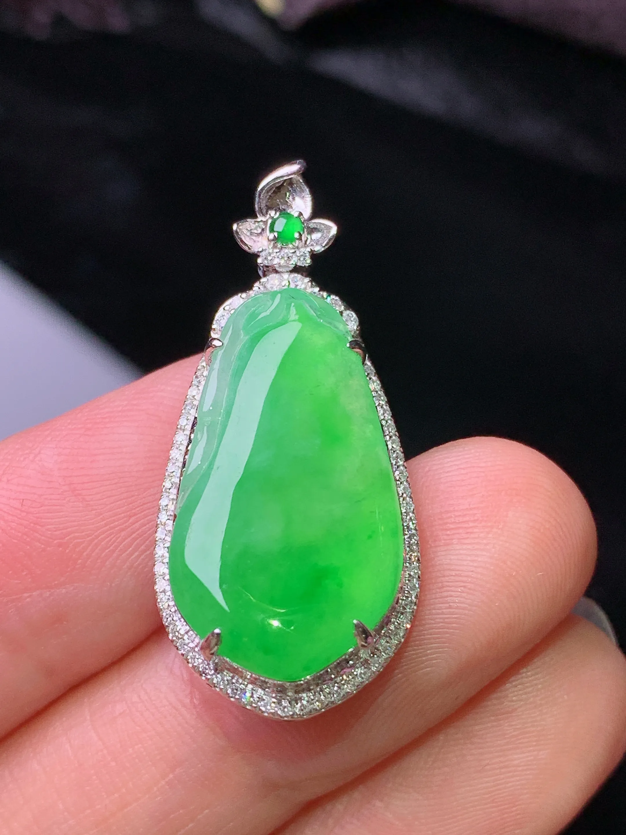 18k金钻镶嵌翠绿福瓜吊坠 玉质细腻 水润亮眼 色泽艳丽 整体尺寸32.2*14.6*7