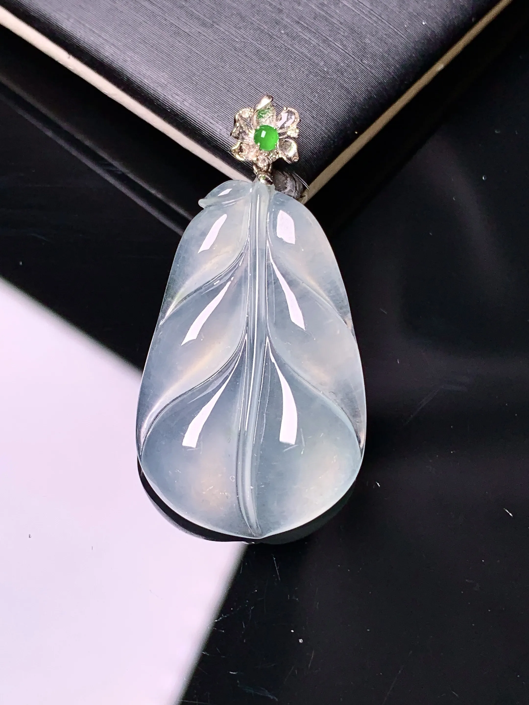 18k金镶嵌冰种树叶吊坠 玉质细腻 水润亮眼 色泽艳丽 整体尺寸36.5*18.8*4.6