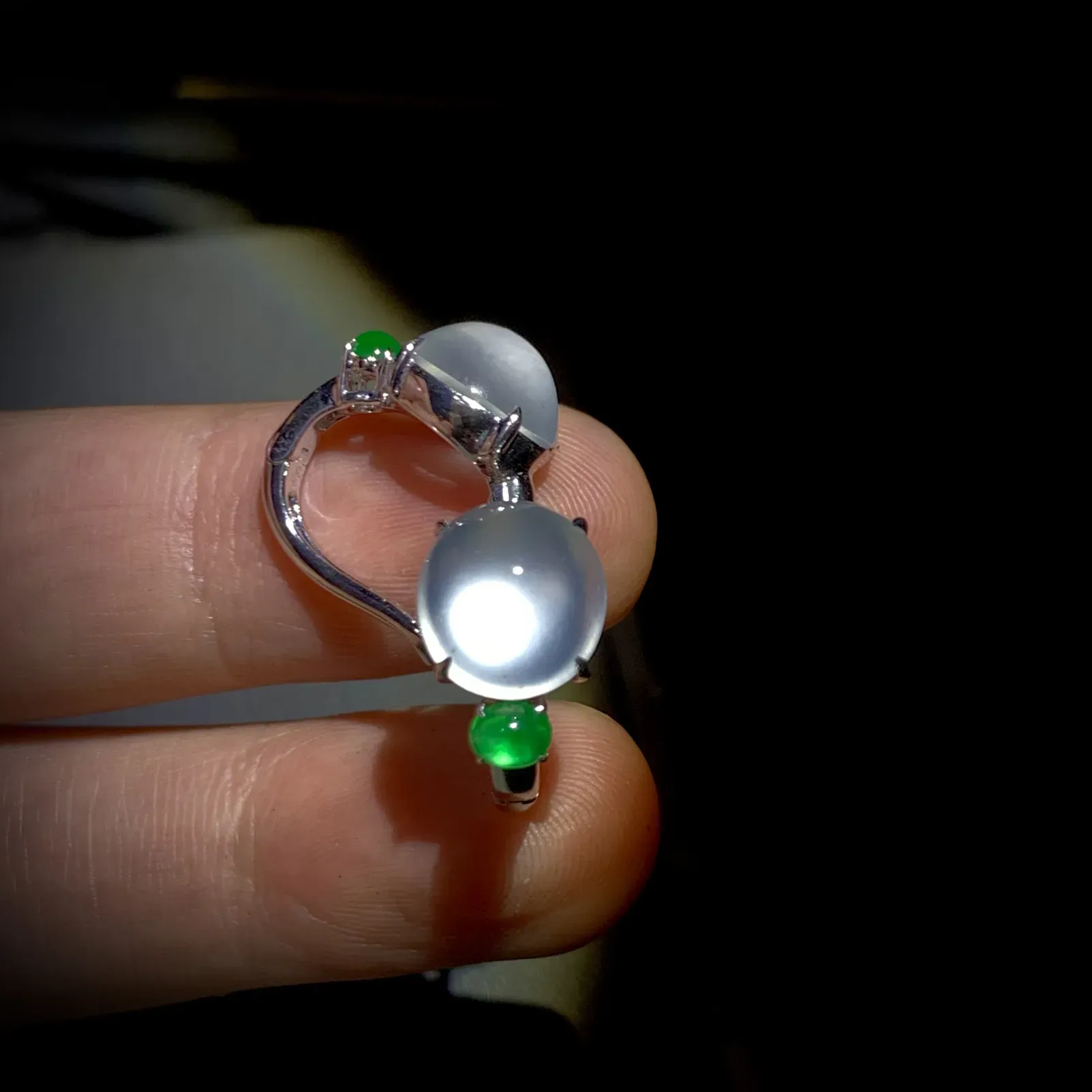 高品质白蛋面耳拍，裸石10-9.3-5.5mm，
18K金，南非钻，翡翠绿蛋面，55.3g，