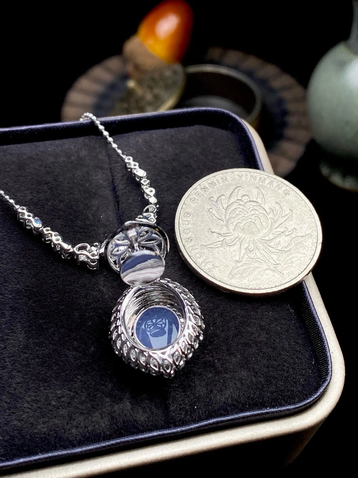 【冰种紫蛋面吊坠】质地细腻，饱满度很好，晶莹剔透，18k金钻镶嵌，裸石尺寸12.4*11.1*5.2毫米