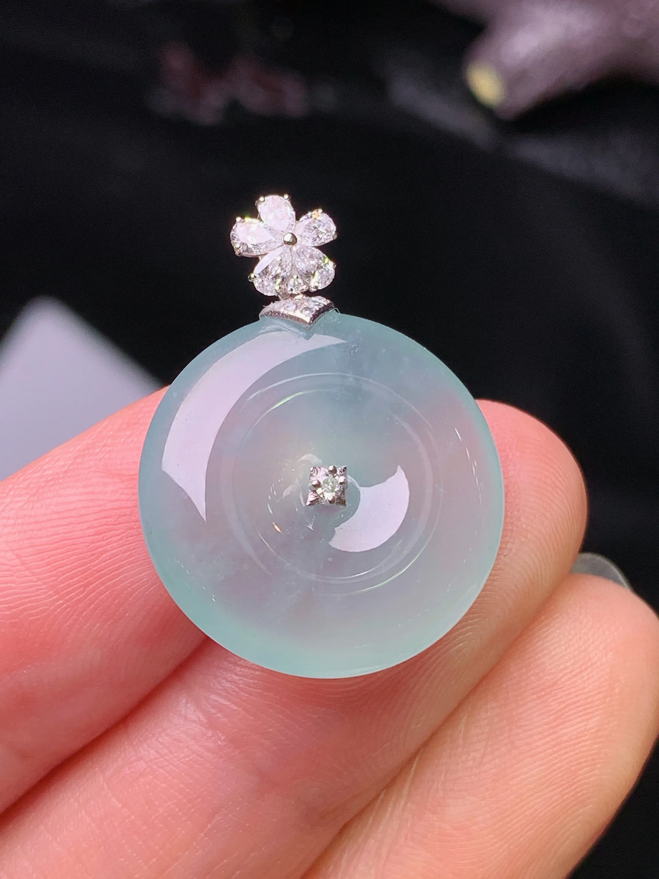 18k金钻镶嵌冰种平安扣吊坠 玉质细腻 水润亮眼 色泽艳丽 整体尺寸25.6*19.3*5