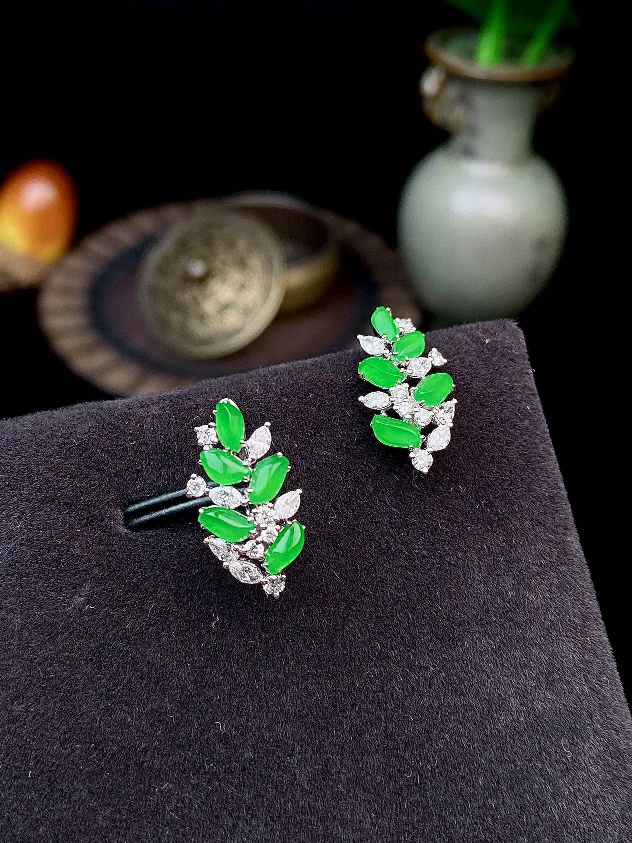 【冰种满绿随形耳钉】种水上乘，阳绿色泽，纯净通透，收藏品质，18k金钻豪华镶嵌，裸石尺寸4.7*2.