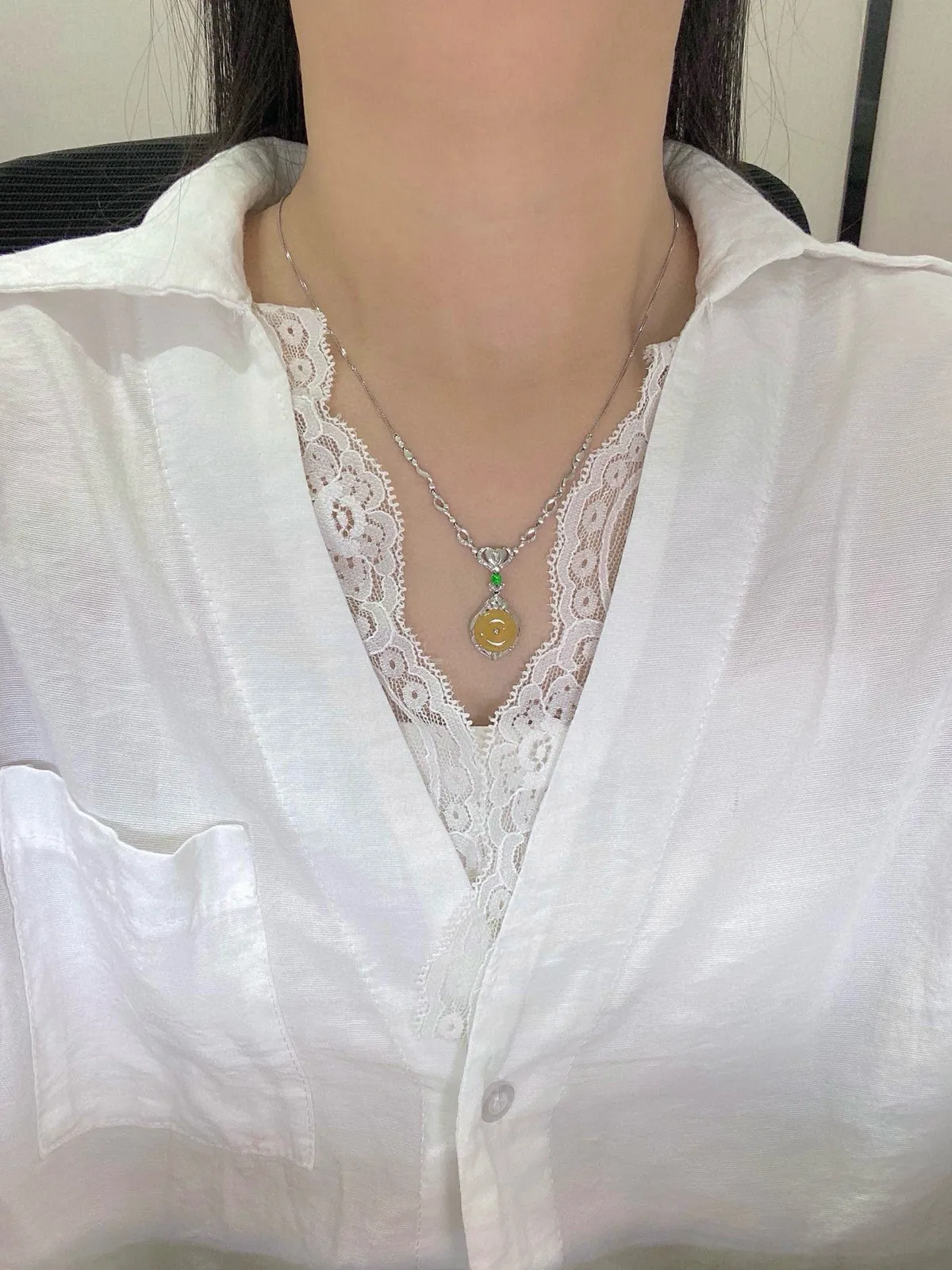 【冰种黄翡平安扣】质地非常细腻，冰润十足，种老冰透，收藏品质，18k金钻镶嵌，裸石尺寸11.2*2.6毫米