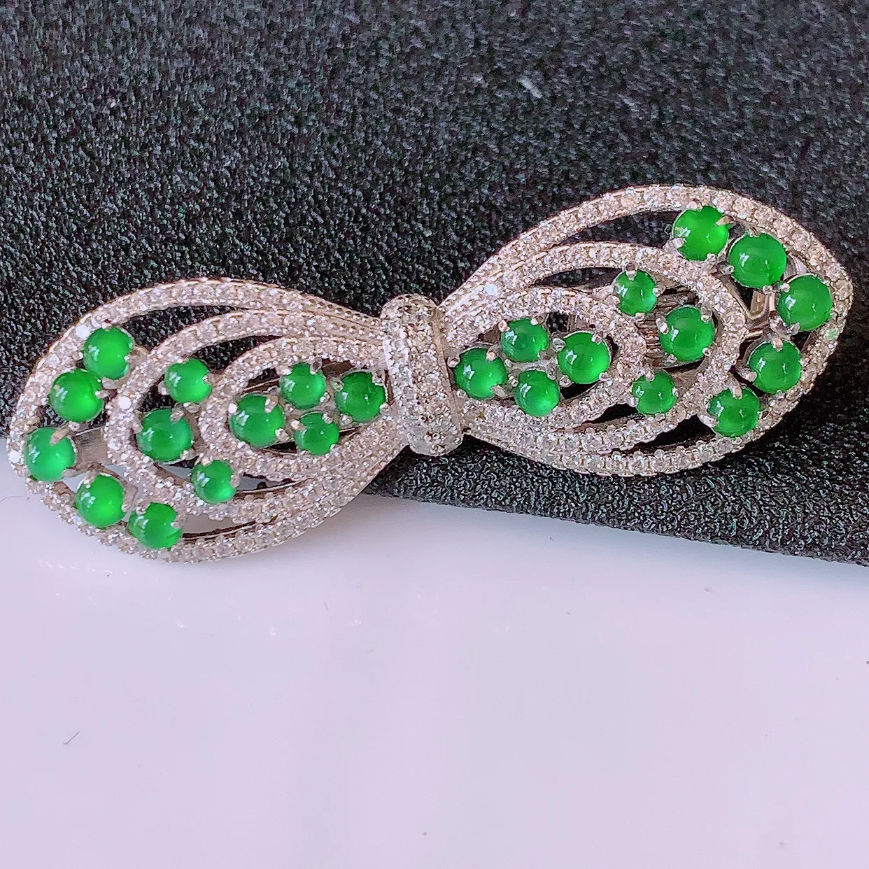 冰透满绿翡翠925银镶胸针，自然光实拍，翠色灵动，颜色漂亮，种老水足，品相佳，佩戴佳品！#97.7整体48.5*16-12取一裸石2.8*2.8