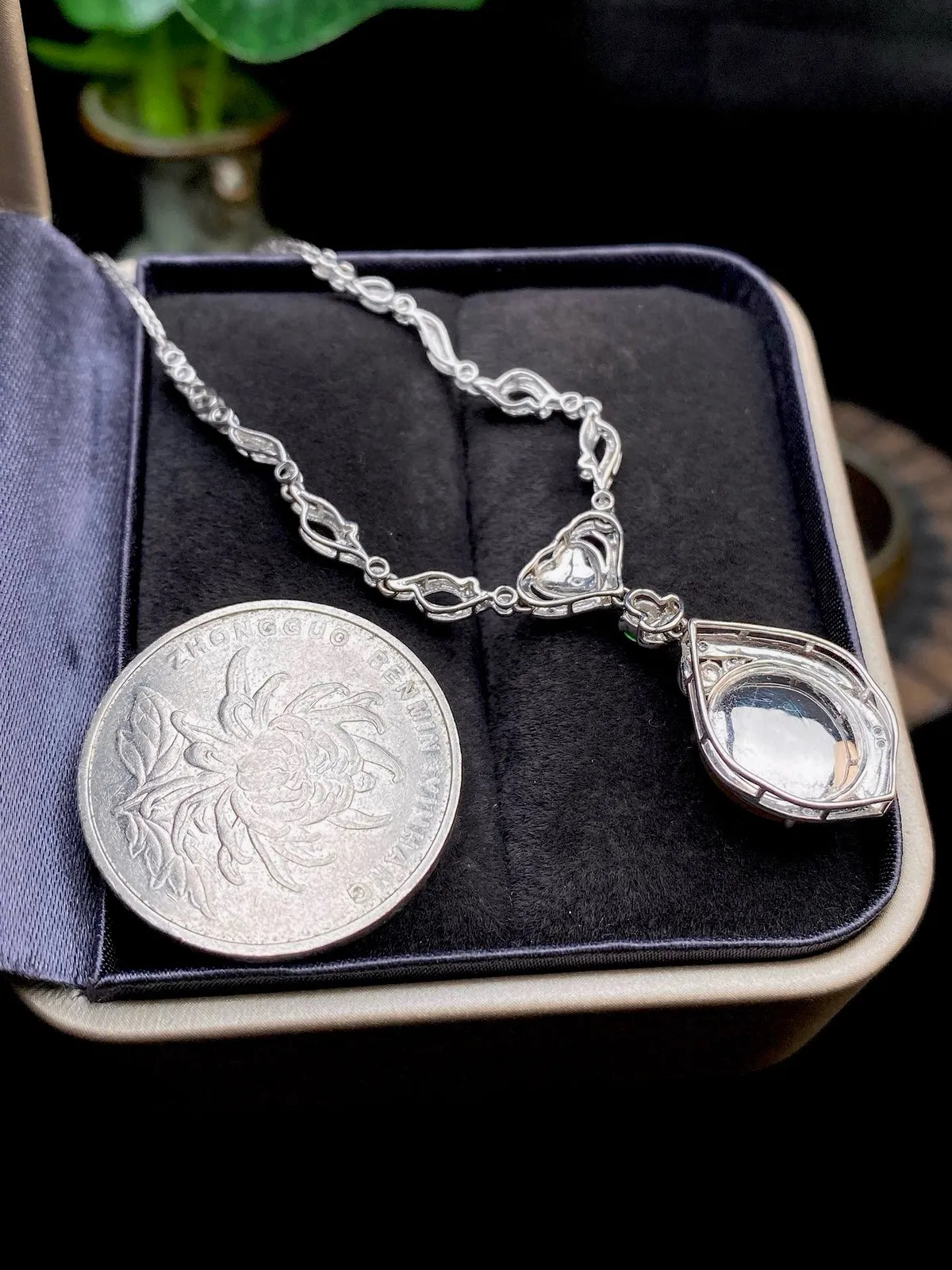 【冰种黄翡平安扣】质地非常细腻，冰润十足，种老冰透，收藏品质，18k金钻镶嵌，裸石尺寸11.2*2.6毫米