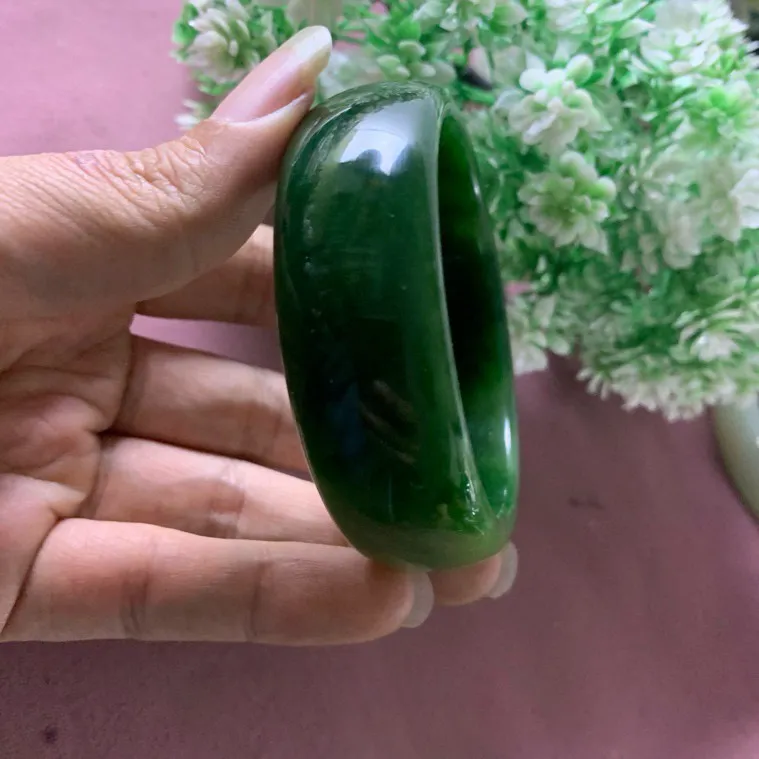 59.5圈口和田玉菠菜绿宽版手镯，精品白玉手镯，【挽间柔情】，镯型古朴典雅。在诗情画意的雨巷相遇，你是我腕间的一抹风情，有你眸有深情.清风荡漾湖间静水，我愿俯身低眉，在烟波涟漪处寻你