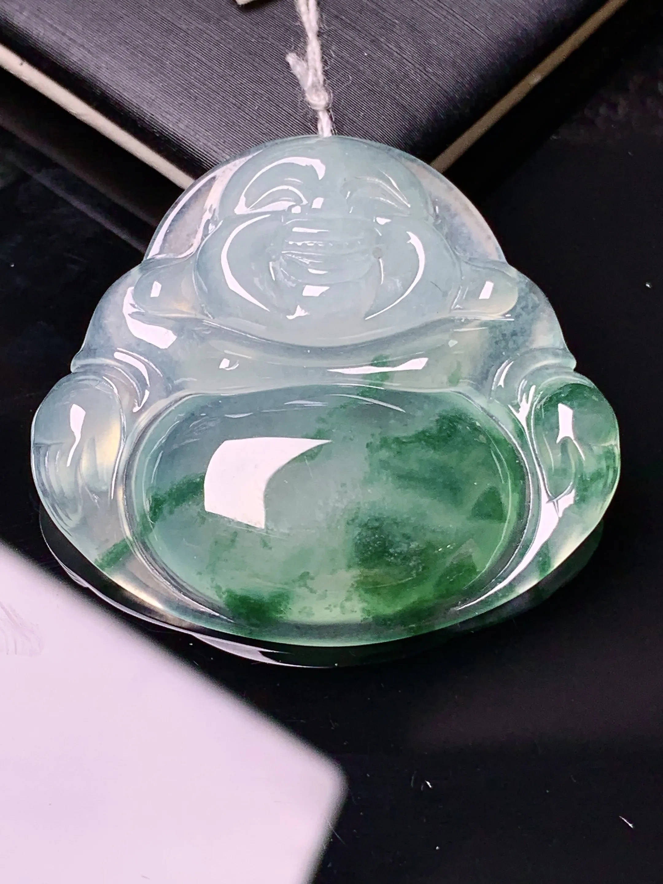 冰种飘绿佛公吊坠 玉质细腻 水润亮眼 色泽艳丽 整体尺寸32.2*34.5*5.7