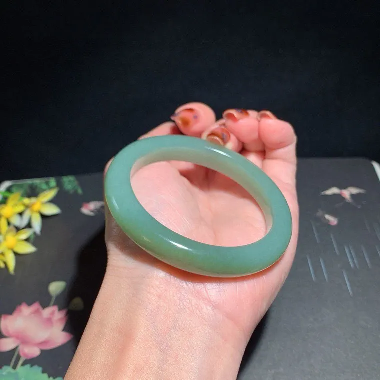 和田玉53圈口且末蓝手镯！玉质细腻油润 底色纯净 无裂无杂 脂粉好，品质高。