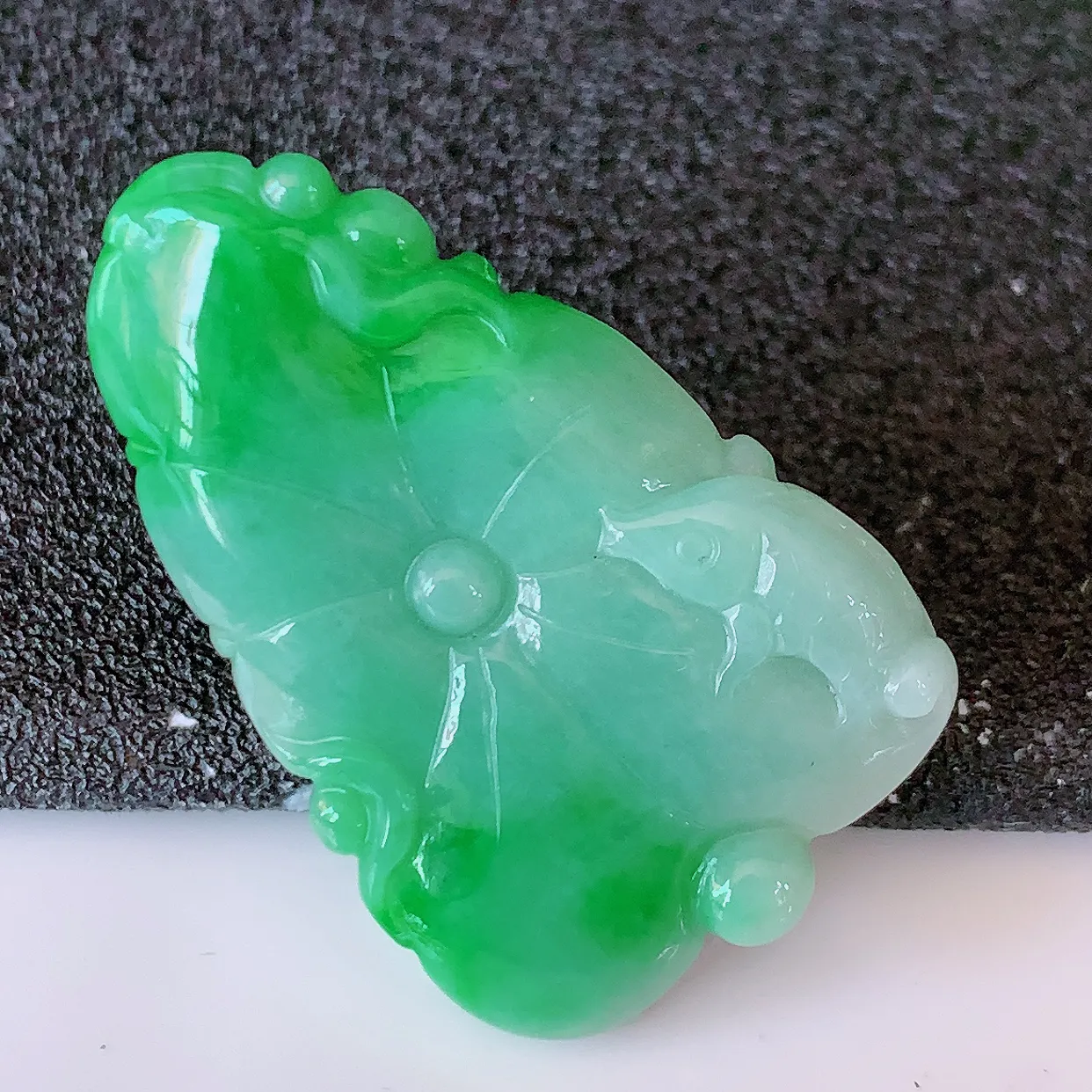 自然光实拍，冰润飘绿翡翠荷叶鱼、和和美美玉坠，财源广进，自然隐逸、荷本是素不着尘之物，有和美之寓意。#05.7