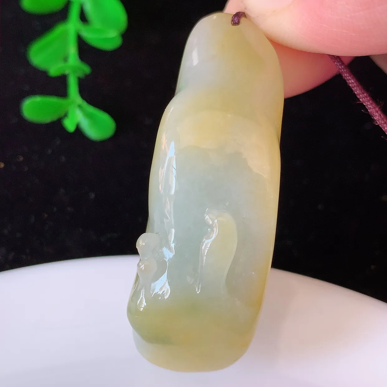 自然光实拍，特色黄翡翡翠悟道吊坠。悟道寓意“祥和，安宁，吉祥，幸福”，质地相当细腻，意境化设计雕刻，取道法自然、天人合一之意，很有意思的一件精品悟道，推荐入手，个性之选。#60.7