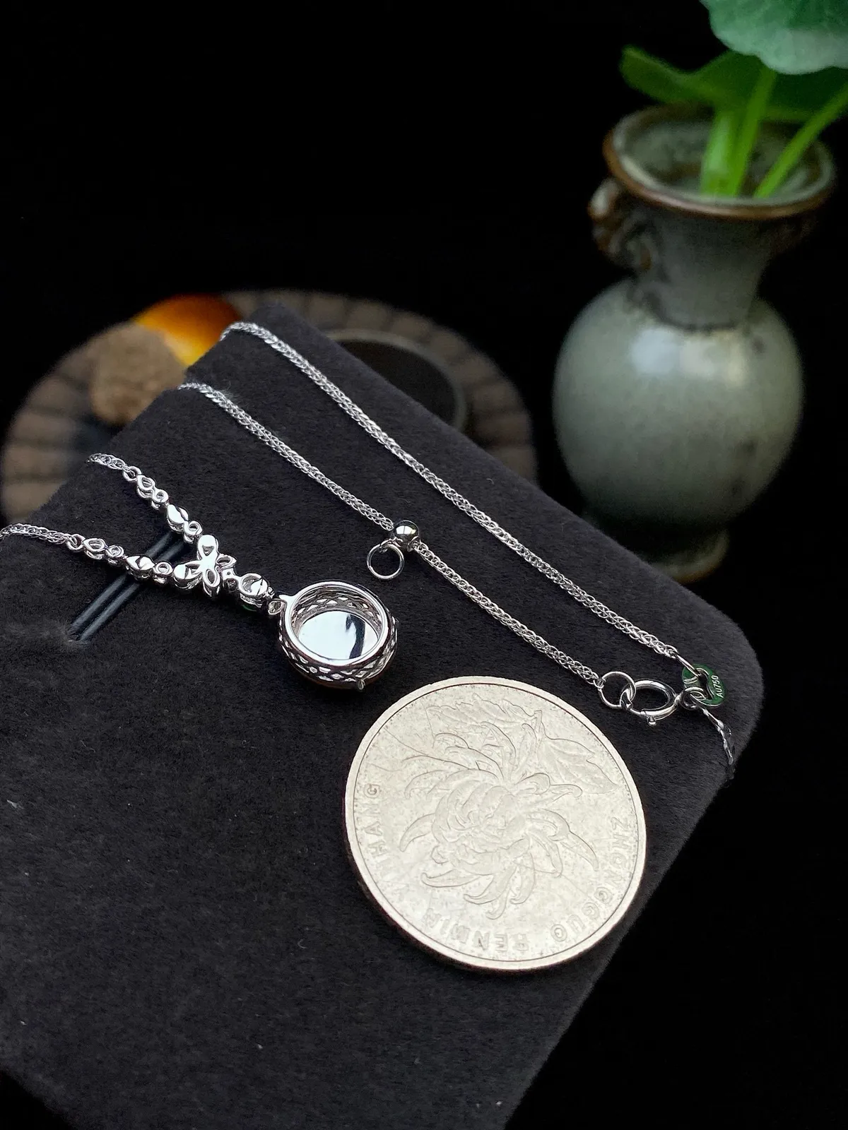 【冰种黄翡蛋面吊坠】质地细腻，冰润透亮，光泽出众，冰感十足，18k金古法镶嵌，裸石尺寸8.2*7.2*2.6毫米