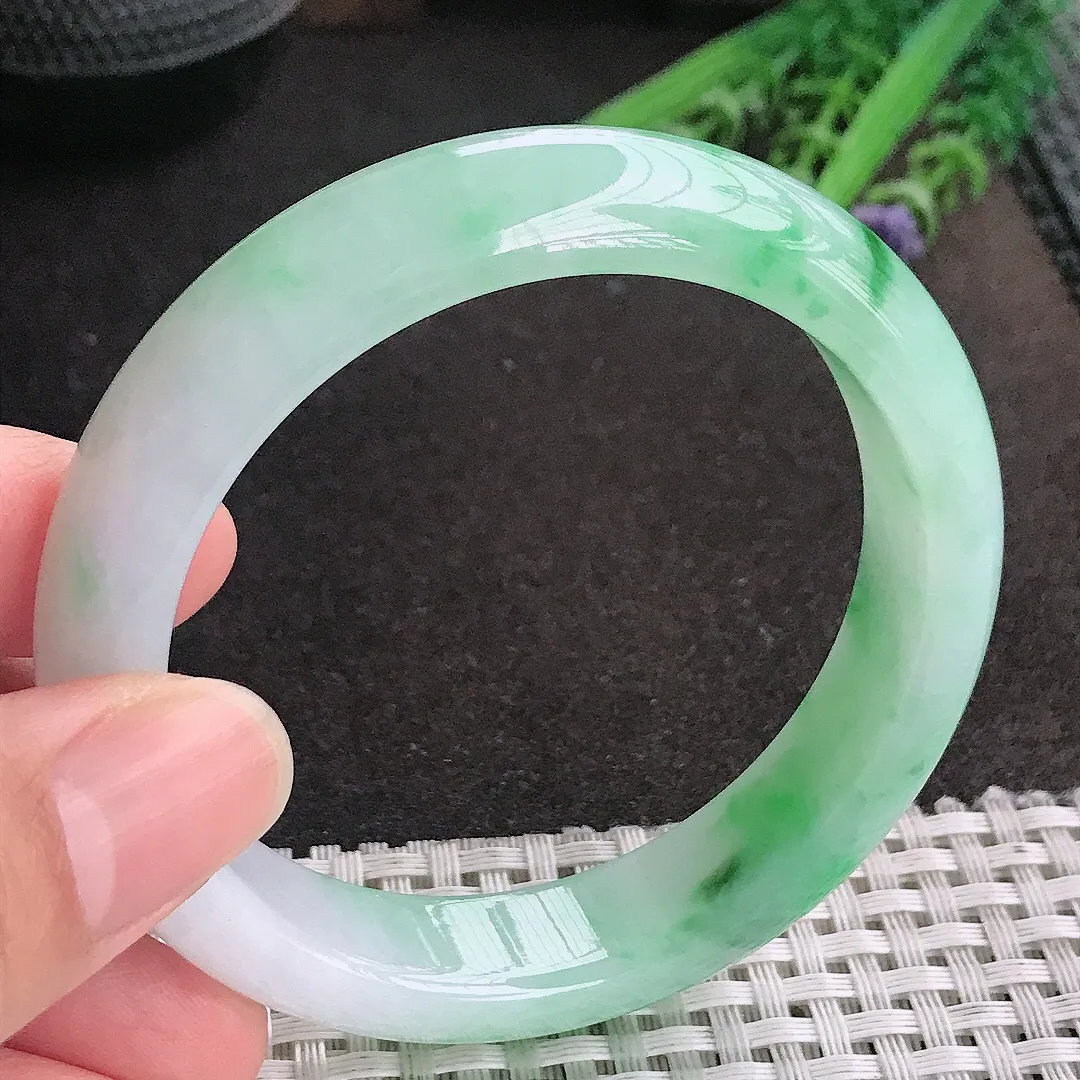 天然A货翡翠56/13.4/8.2老坑精美冰润飘阳绿手镯宽边玉镯