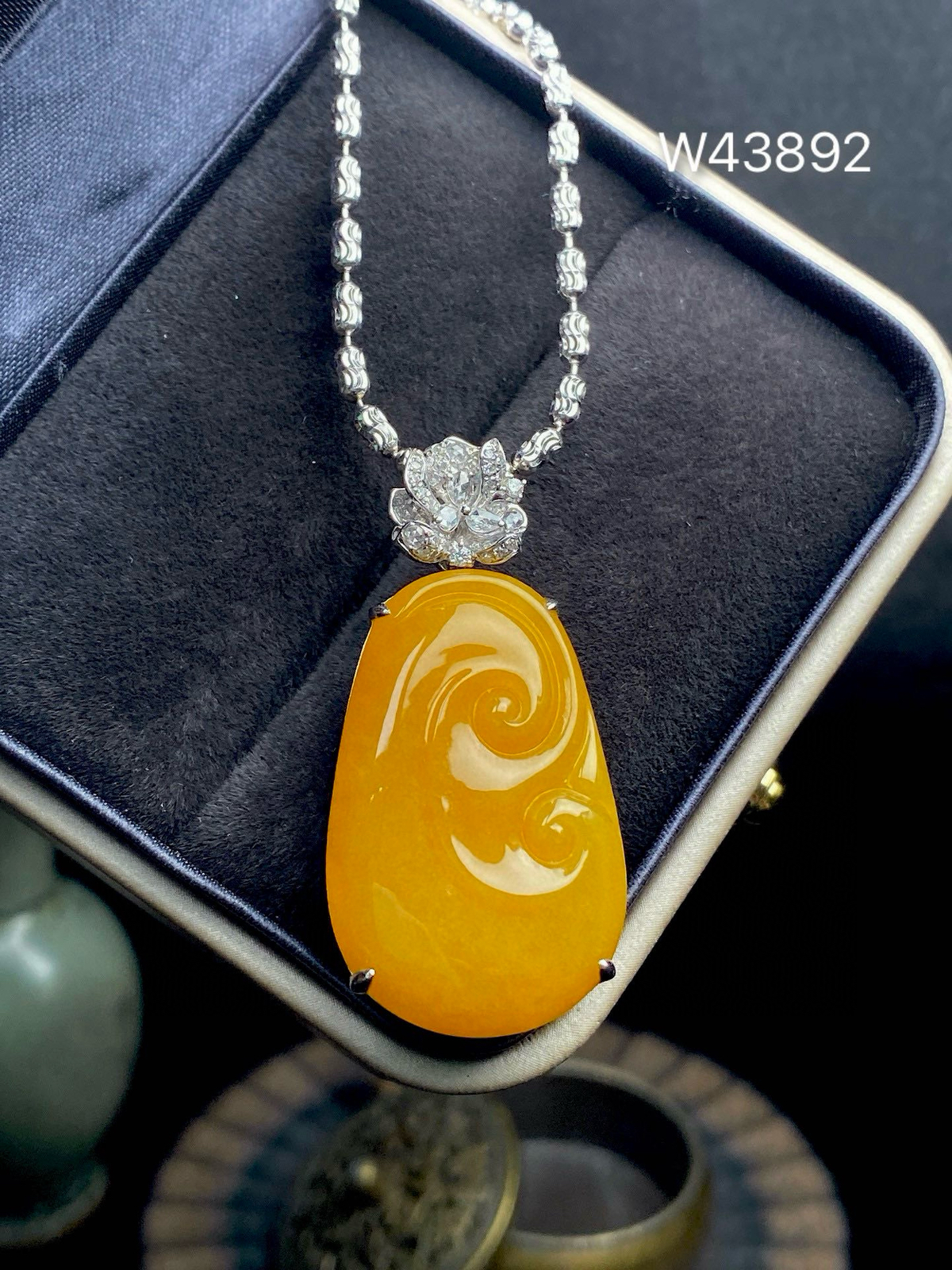 【冰种黄翡如意吊坠】种水很好，颜色漂亮，冰润通透，晶莹闪亮，18K金钻镶嵌，裸石尺寸毫米