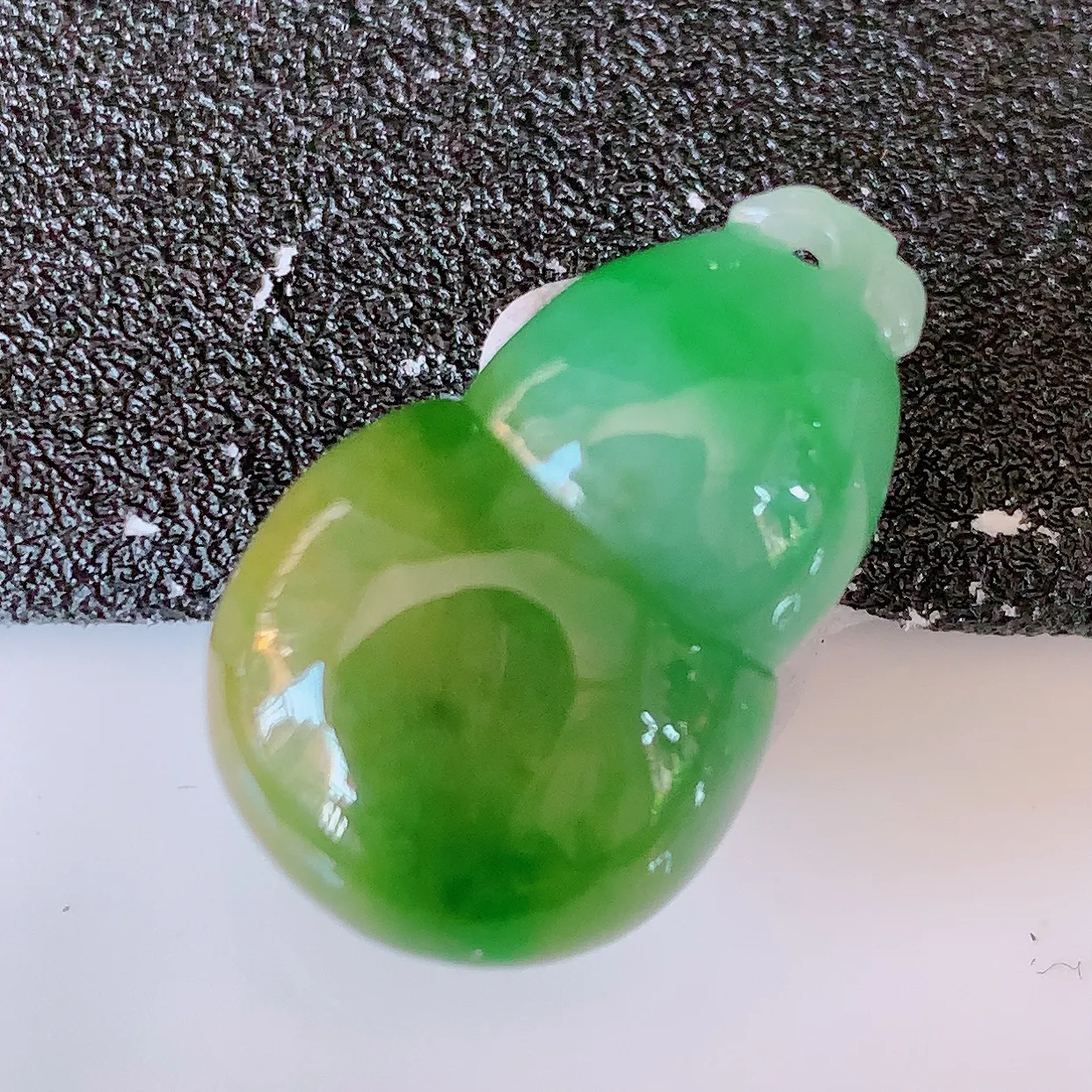 自然光实拍，冰润黄加绿翡翠葫芦蛋面，寓意福禄双全，财源滚滚，清新脱俗，佩戴效果优雅迷人！#05.7