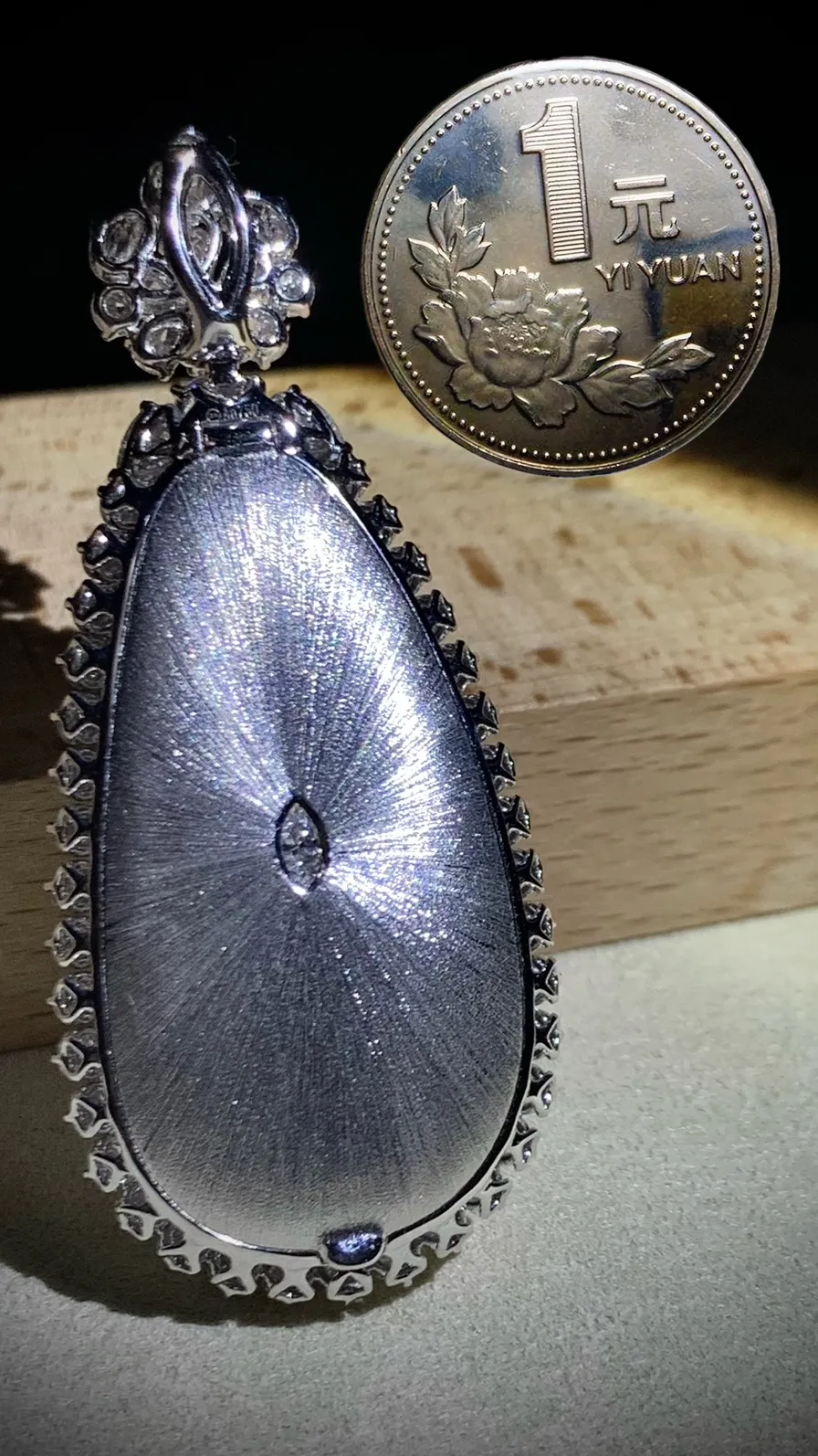 高品质收藏级四季平安豆子，
裸石42-21-8mm，整体59.2-26.2-16.2mm，
18K金，南非钻，29.02g，