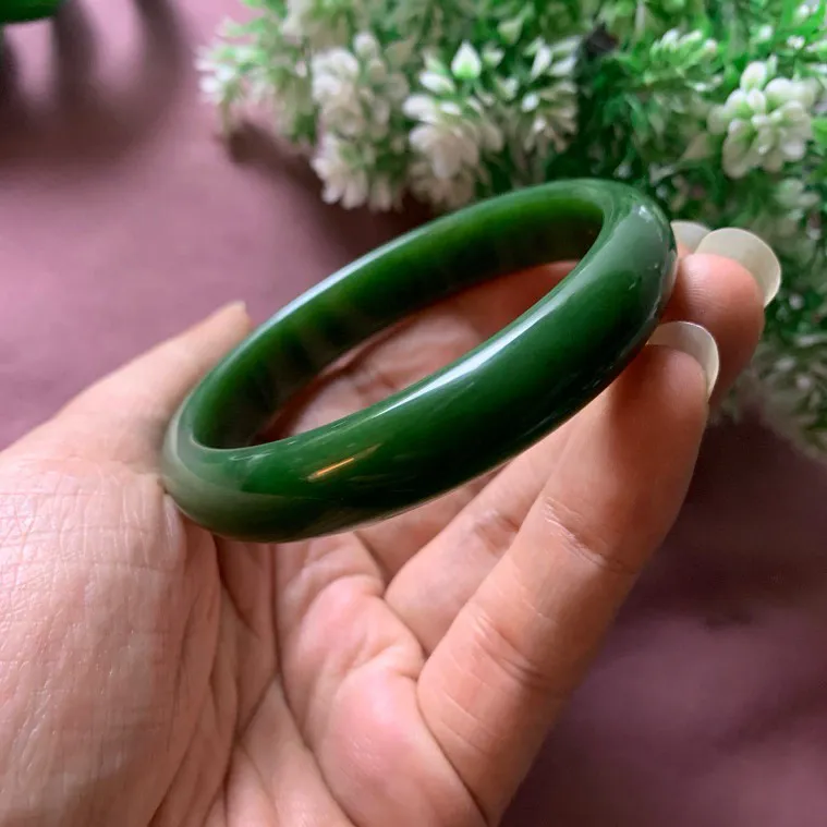 珍藏品，和田玉碧玉60圈口菠菜绿宽条手镯！玉质细腻油润 底色纯净 脂粉好，品质高。