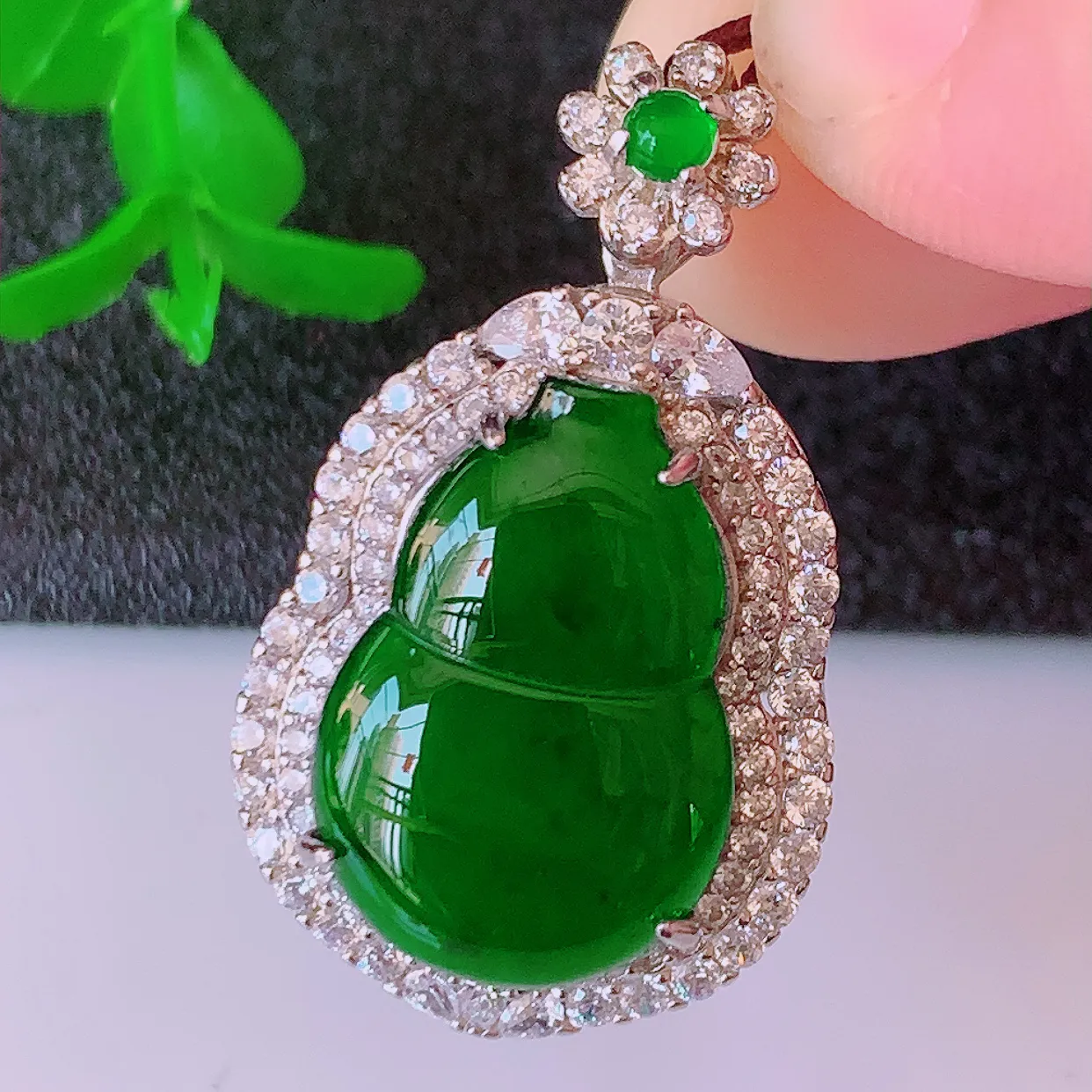 冰透满绿翡翠925银镶嵌葫芦吊坠，自然光实拍，翠色灵动，颜色漂亮，种老水足，品相佳，佩戴佳品！#97.7整体29.5*17.5*11裸石17*12