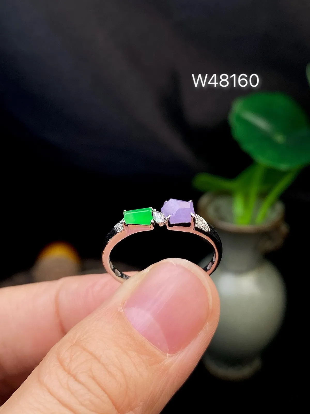 【冰种紫绿随形戒指】质地细腻，饱满度很好，晶莹剔透，18k金钻镶嵌，裸石尺寸5*3.4*3毫米