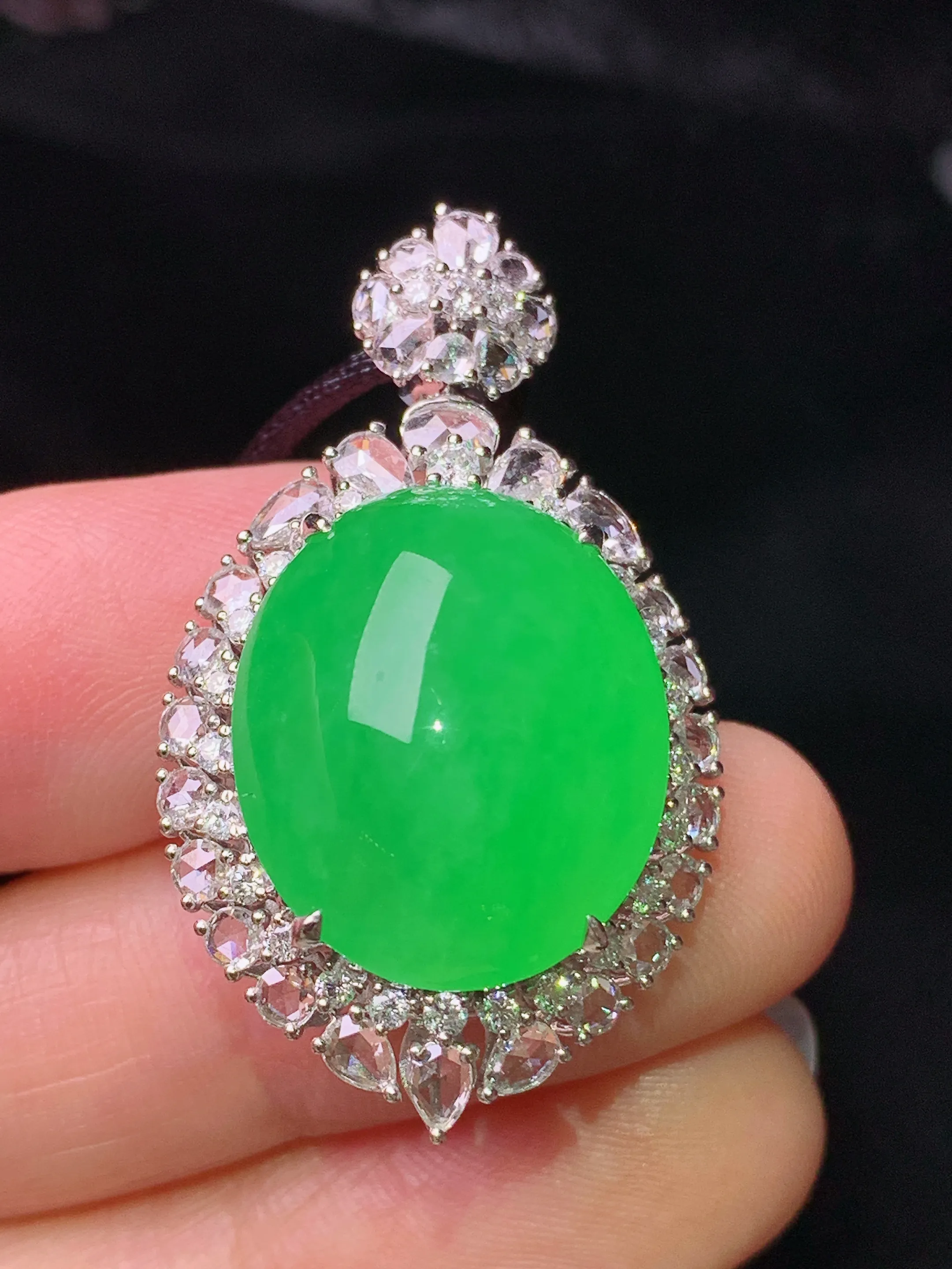 18k金钻镶嵌满绿蛋面吊坠 玉质细腻 水润亮眼 色泽艳丽 整体尺寸35.2*20.8*14