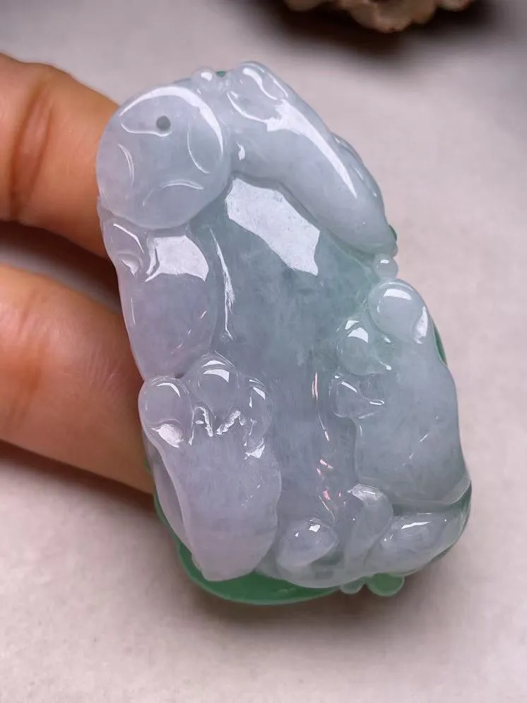 冰糯种飘绿貔貅吊坠、真金真钻镶嵌，种水好，玉质细腻 .裸石尺寸  52.0*30.8
