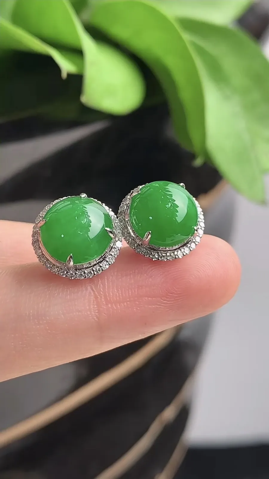 a货翡翠老坑冰种18K金伴钻镶嵌阳绿蛋面耳钉 尺寸9mm 重量3.40g 1208