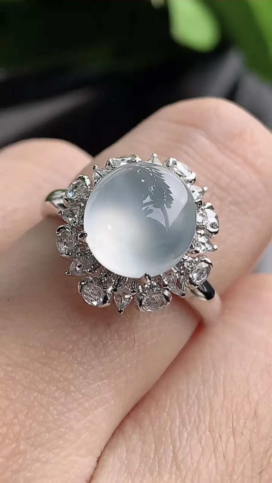 a货翡翠老坑冰种18K金伴钻镶嵌白月光蛋面戒指 圈口17.6裸石尺寸9.3×9mm 重量3.55g 