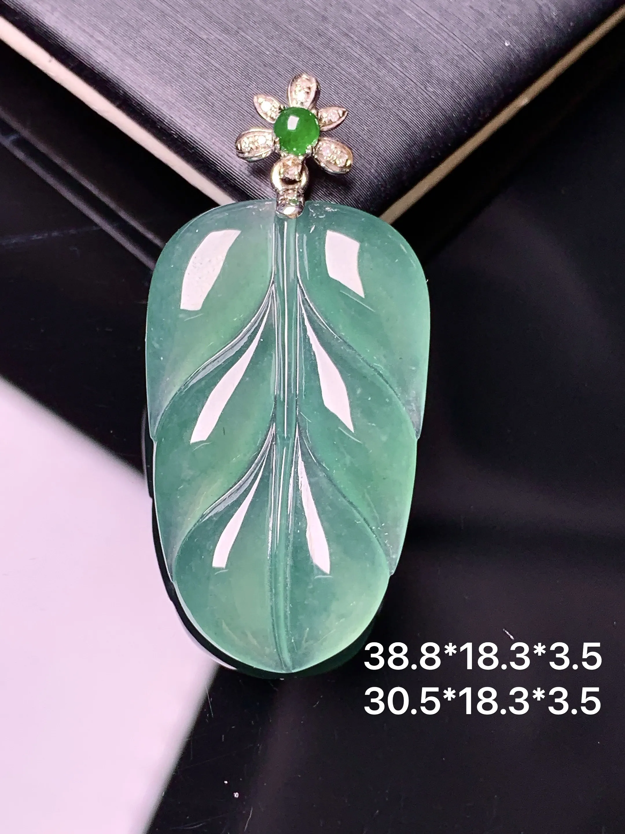 18k金镶嵌冰种树叶吊坠 玉质细腻 水润亮眼 色泽艳丽 整体尺寸38.8*18.3*3.5