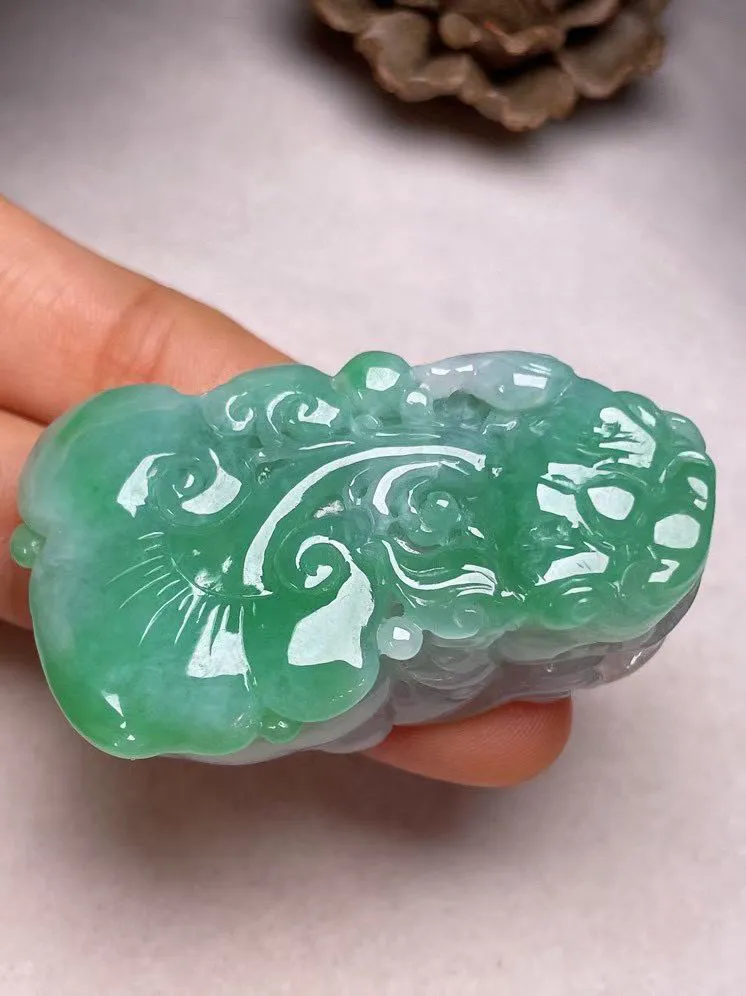 冰糯种飘绿貔貅吊坠、真金真钻镶嵌，种水好，玉质细腻 .裸石尺寸  52.0*30.8