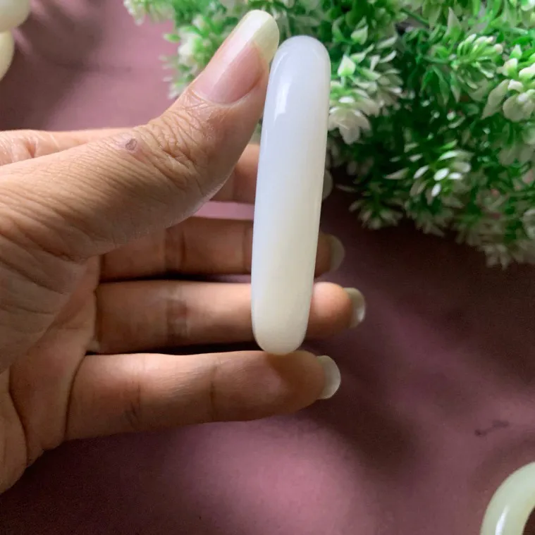 和田玉53圈口羊脂白手镯！玉质细腻油润 底色纯净 脂粉好，品质高。