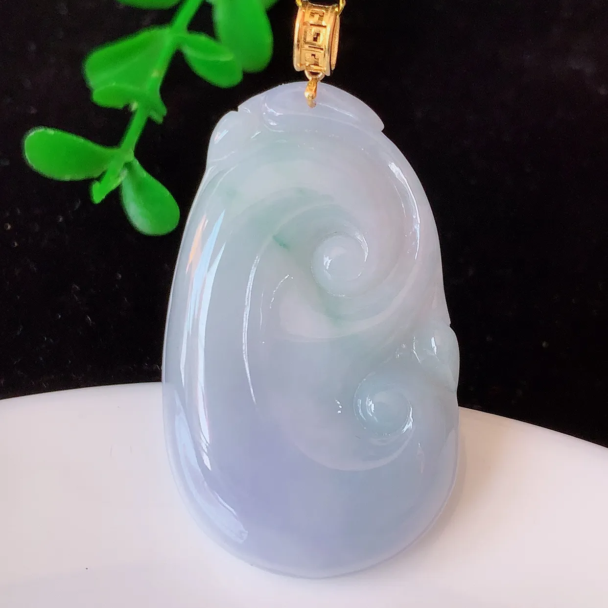 18K金镶嵌紫罗兰飘花翡翠如意吊坠，简单的镶嵌设计、让玉坠百搭又精致，寓意着吉祥，事事如意！#35.