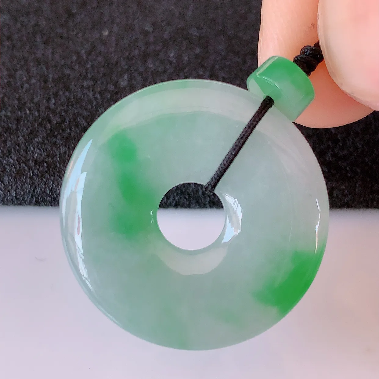 自然光实拍，冰种飘绿翡翠平安扣吊坠，冰透，灵动飘逸，寓意平平安安，平安扣佩戴端庄漂亮！#41.7