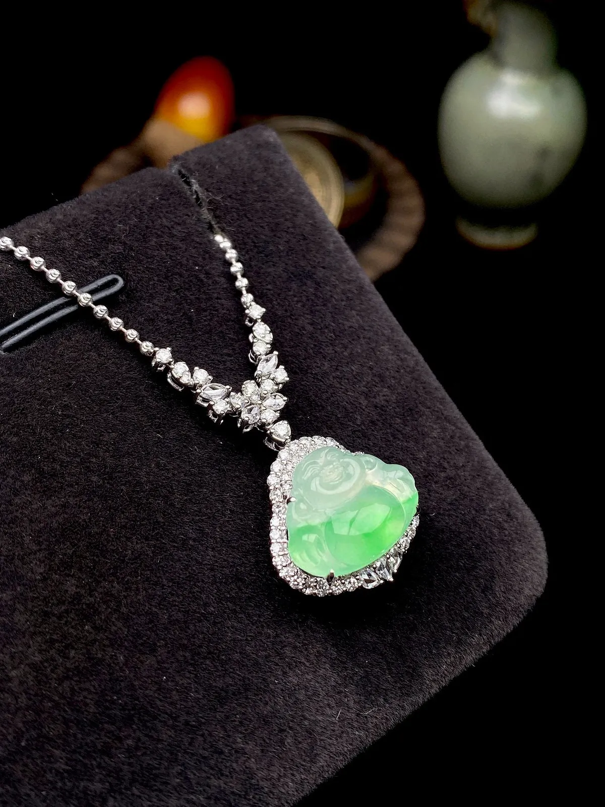【冰种飘绿佛公吊坠】种水上乘，晶莹剔透，纯净通透，莹光感很强，18k金钻镶嵌，裸石尺寸11.7*14