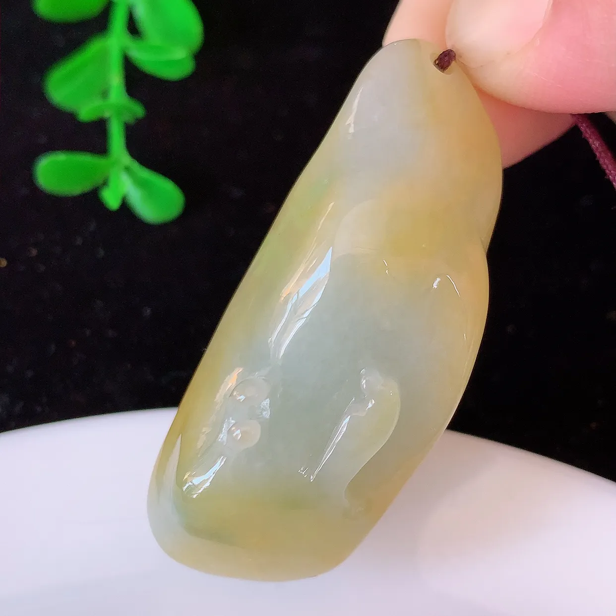 自然光实拍，特色黄翡翡翠悟道吊坠。悟道寓意“祥和，安宁，吉祥，幸福”，质地相当细腻，意境化设计雕刻，取道法自然、天人合一之意，很有意思的一件精品悟道，推荐入手，个性之选。#60.7