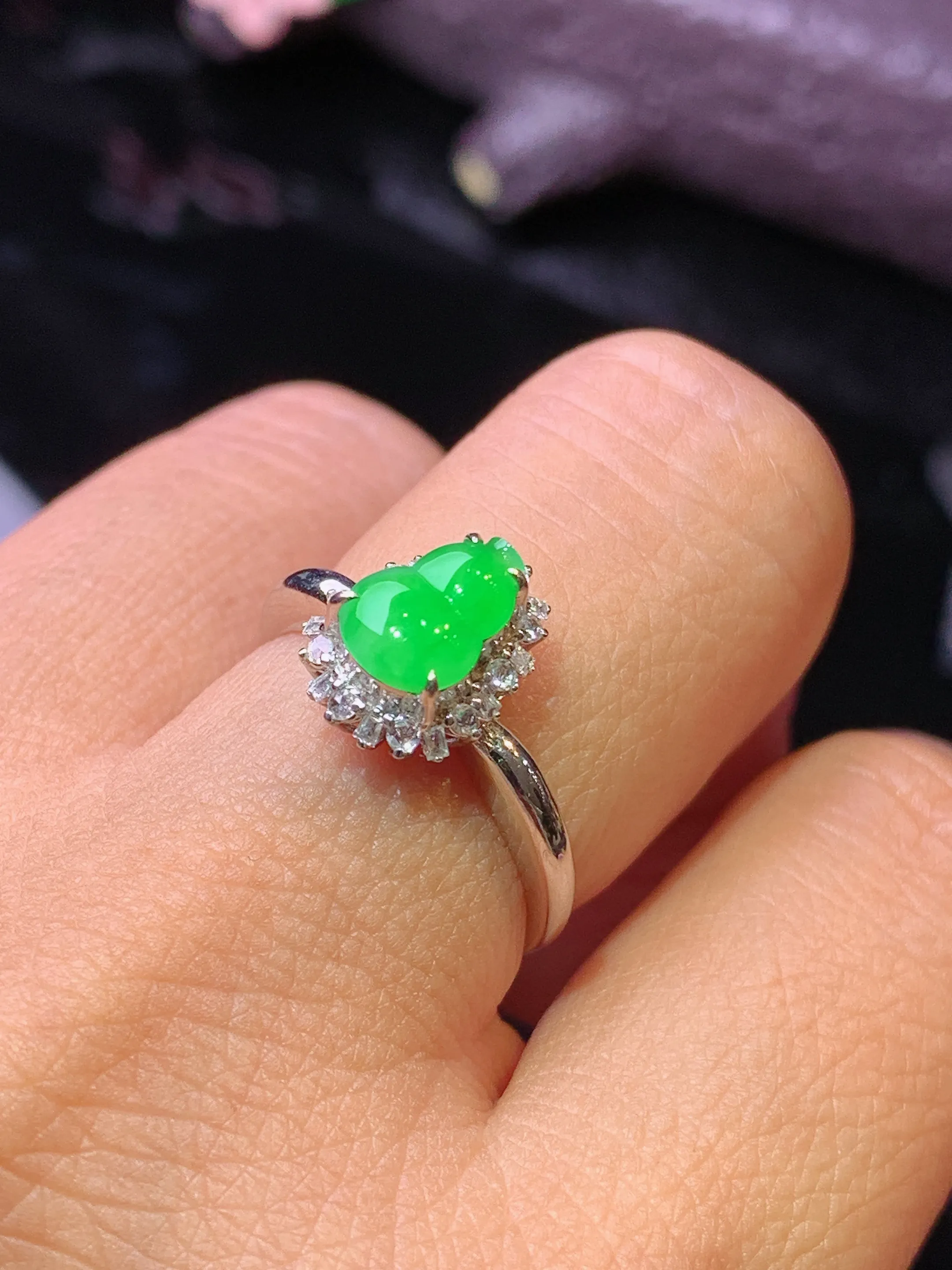 18k金钻镶嵌翠绿葫芦戒指 玉质细腻 水润亮眼 色泽艳丽 圈口12.5 整体尺寸11.2*8.8*7.5