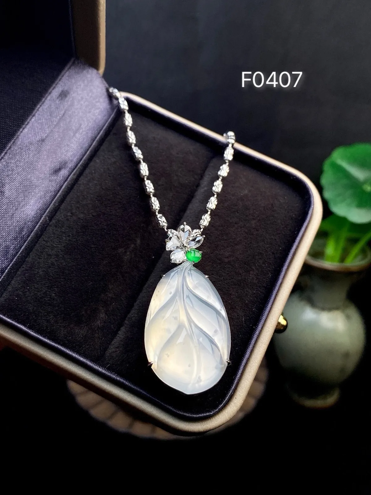 【冰种叶子】金枝玉叶，质地细腻，冰润透亮，光泽出众，18k金钻镶嵌，裸石尺寸25.7*16.5*3.