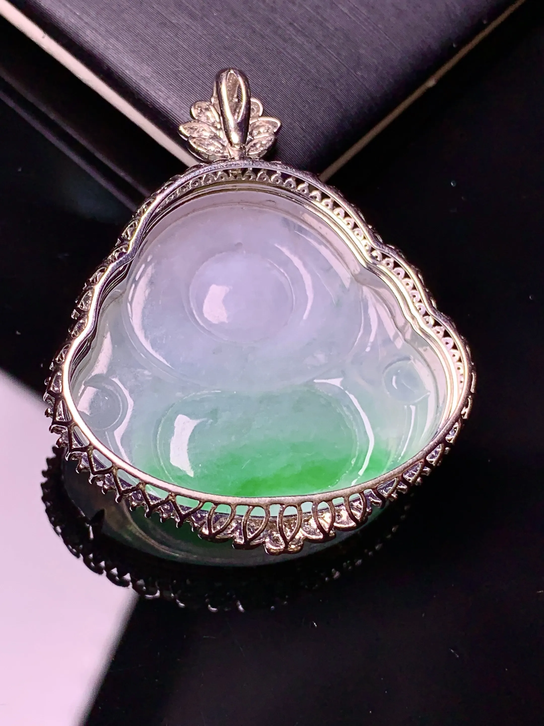 18k金钻镶嵌飘绿佛公吊坠 玉质细腻 水润亮眼 色泽艳丽 整体尺寸38.3*32.5*11.3