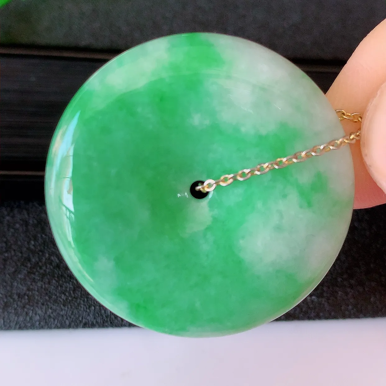 自然光实拍，冰润飘绿翡翠平安扣吊坠，种老水足，雕工精湛 ，寓意美好，佩戴时尚出众！#39.7