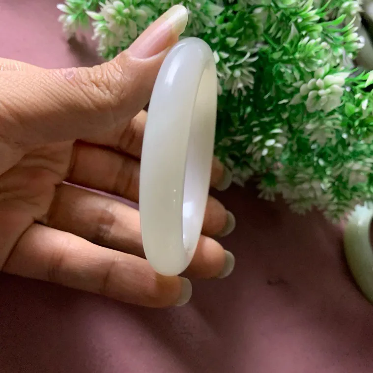 56圈口和田玉羊脂白手镯【挽间柔情】，镯型古朴典雅。在诗情画意的雨巷相遇，你是我腕间的一抹风情，有你眸有深情.清风荡漾湖间静水，我愿俯身低眉，在烟波涟漪处寻你。