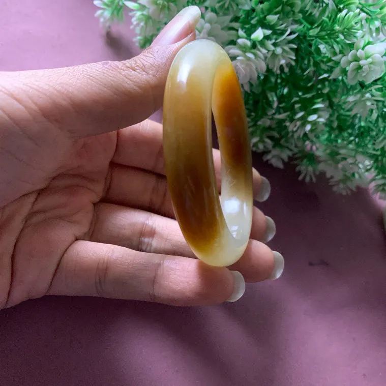 土豪款，蜜糖色，55圈口和田玉且末糖料宽条手镯【挽间柔情】，镯型古朴典雅。在诗情画意的雨巷相遇，你是