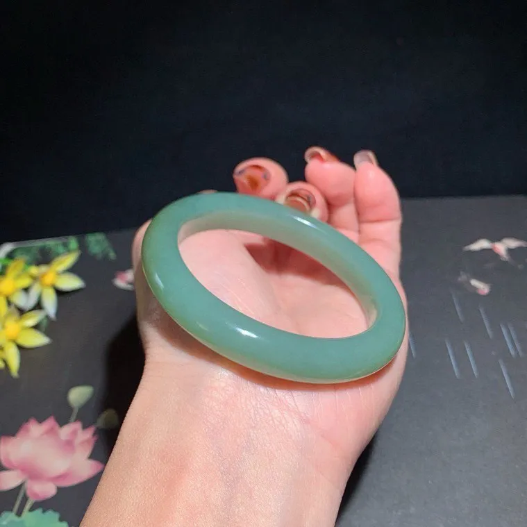 和田玉53圈口且末蓝手镯！玉质细腻油润 底色纯净 无裂无杂 脂粉好，品质高。