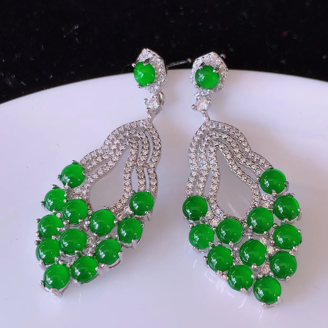 冰透满绿翡翠925银镶嵌耳坠，自然光实拍，翠色灵动，颜色漂亮，种老水足，品相佳，佩戴佳品！#97.7