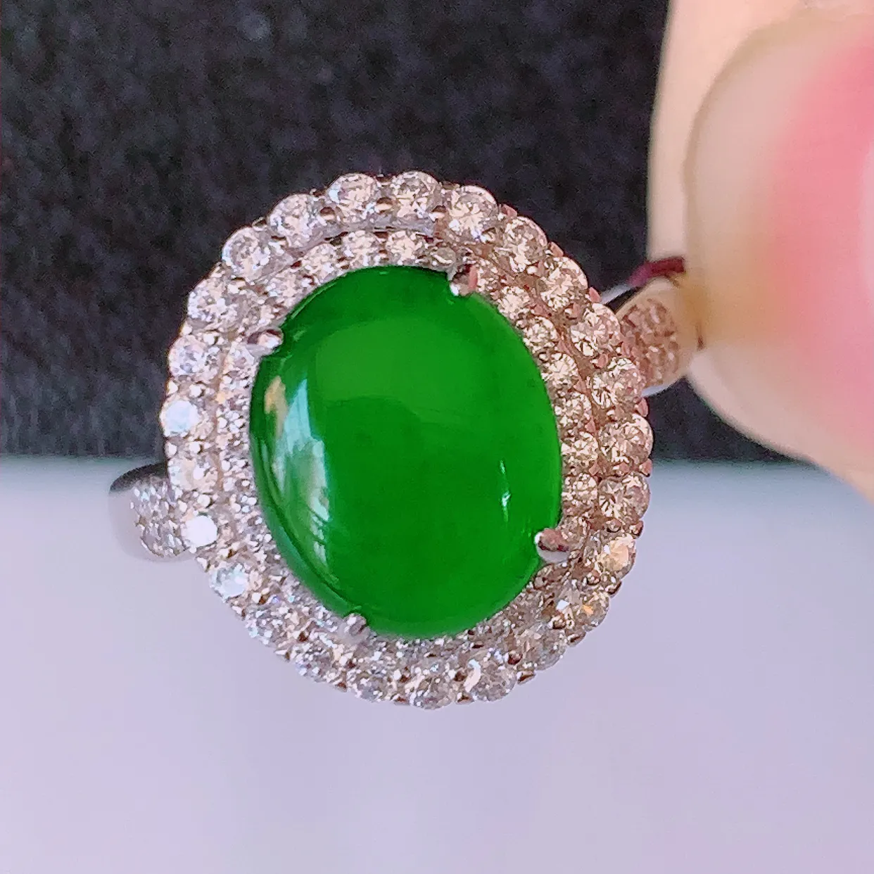 冰透满绿翡翠925银镶嵌戒指，自然光实拍，翠色灵动，颜色漂亮，种老水足，品相佳，佩戴佳品！#97.7（圈口可调大小）整体26*17*7.5裸石10*8